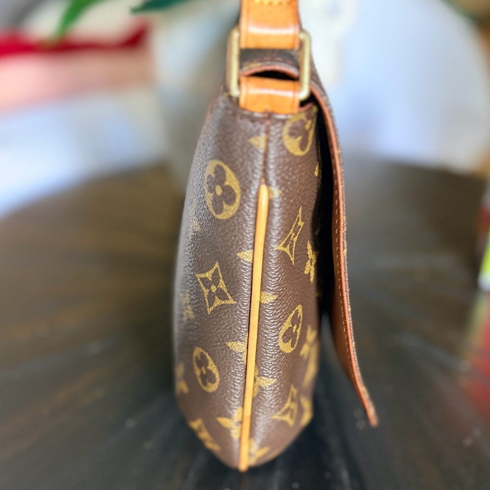 Louis Vuitton musette tango short. Monogram - Picture 2 of 16